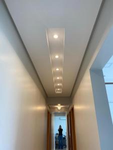 Corredor iluminado gesso